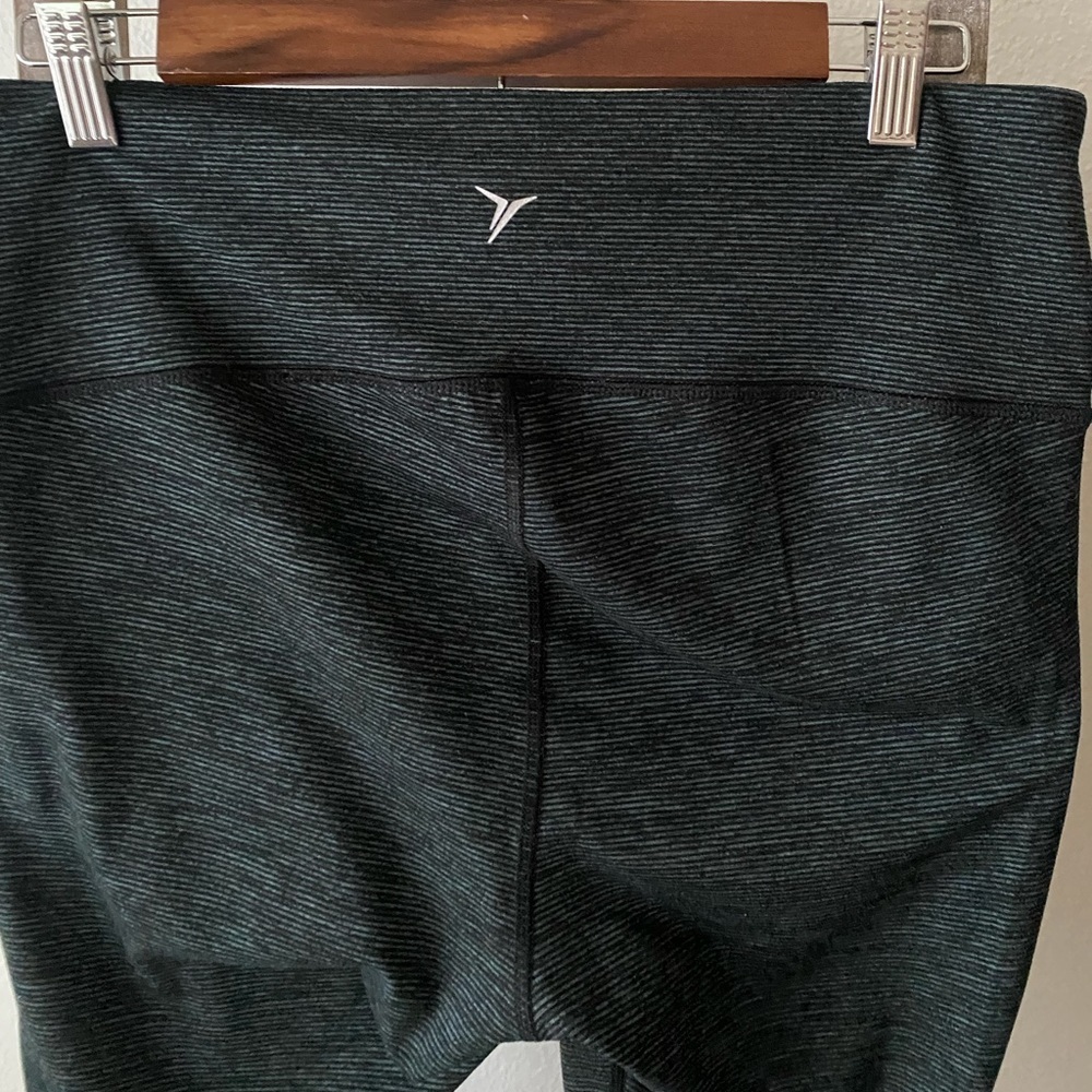 NWOT - Old Navy Active Leggings - Dark Green & Black - Size XL - Picture 4 of 5
